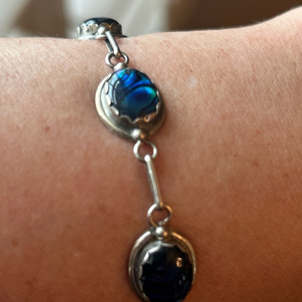 J J, Turquoise and Blue Tone Colored Glass Stones and Sterling Silver Bracelet. - Picture 11 of 13